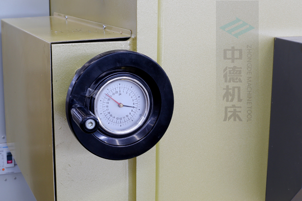 ZDG-640刀片間隙調節裝置，設置在機架前面，并有刻度顯示，調節方便.jpg